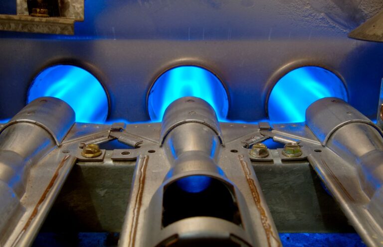 how does a furnace work gas on
